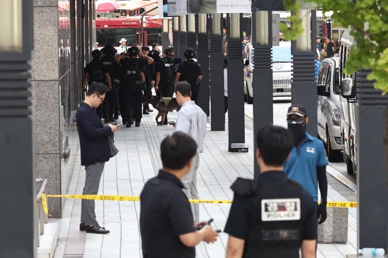 AI 시대 만우절, '딸깍' 협박글과 딥페이크 허위정보 강력 대응