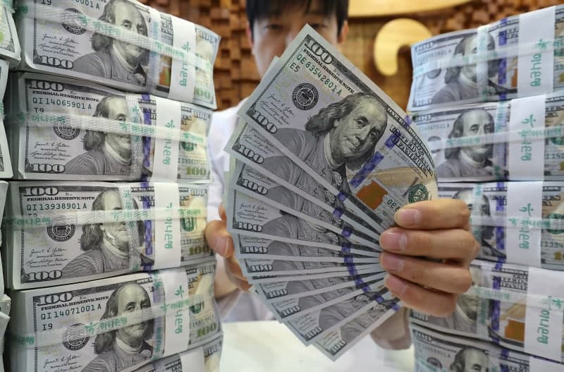 환율 1530원 돌파, 17년만에 천정 뚫린 원·달러 환율…왜 원화 가치만 유독 떨어지나