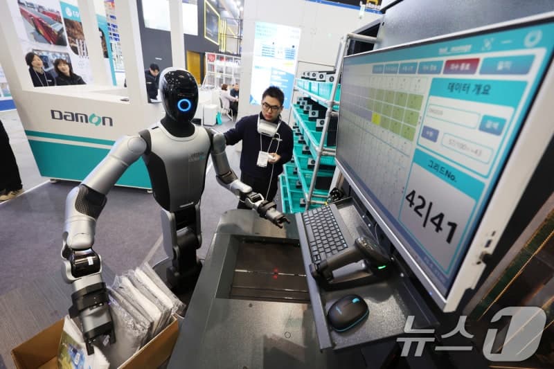 2026 국제포장기자재전 & 국제제약·화장품위크 개막, 협업하는 휴머노이드 로봇
