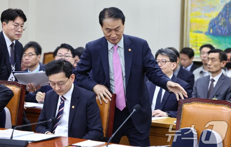 국힘, 권오을에 "김부겸과 악수 지탄대상"…권 "눈인사만 했다"