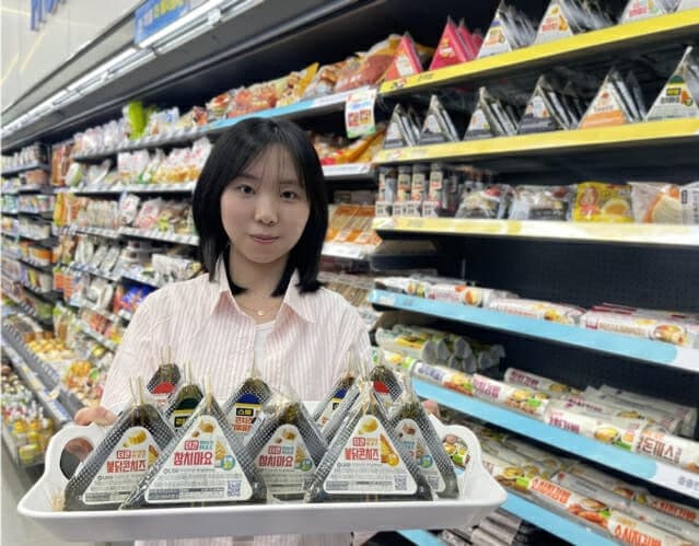 GS25, 삼각김밥 전면 리뉴얼…토핑 10% 늘린 '더큰 삼각김밥' 출시