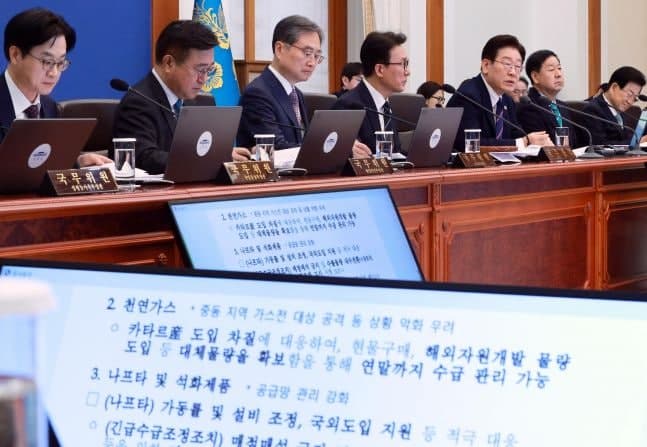 이 대통령 "중동전쟁 파장 예의주시…긴급재정명령 활용 가능"