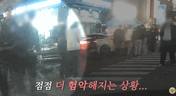 "참교육 멋집니다" 웃통 벗고 문신 자랑하며 난동 부리던 주취자, 경찰 엎어치기 한 방에 양손 수갑