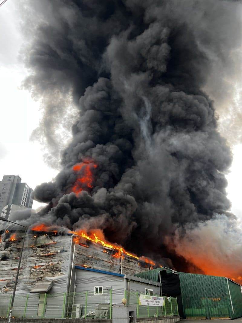 양주 섬유공장서 '폭발' 추정 화재…3명 부상, 소방 대응 1단계 발령