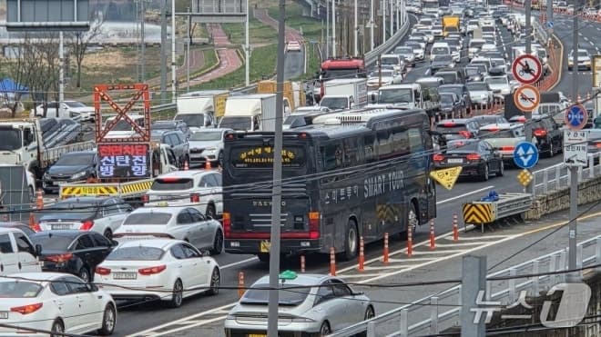 "30분 거리 1시간20분" 대전 도심, 옹벽보수 도로통제에 출근길 '교통대란' 시민 불편 극심