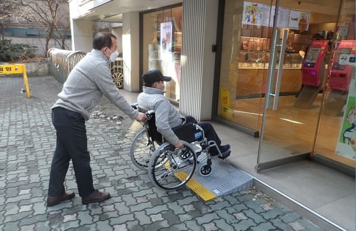 성동구, 전동보조기기 보험부터 맞춤형 경사로까지…장애인 이동권 강화