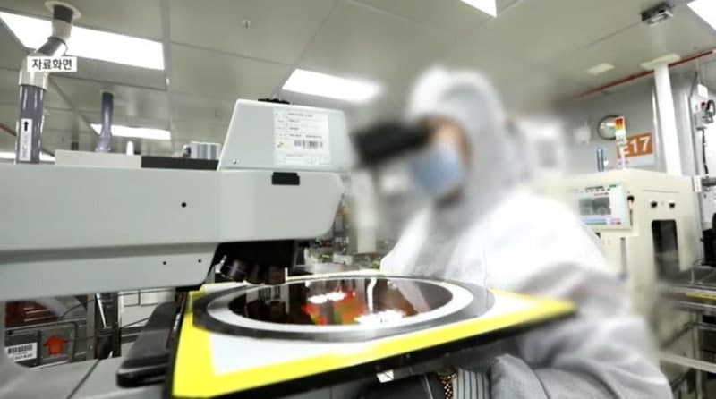 국내증시 4%대 급락…다시 뛰는 반도체주 '20만전자·100만닉스' 회복은?