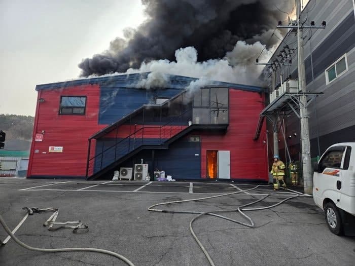 파주 공장 화재, 자체 진화 나선 관계자 1명 전신 2도 화상 중상