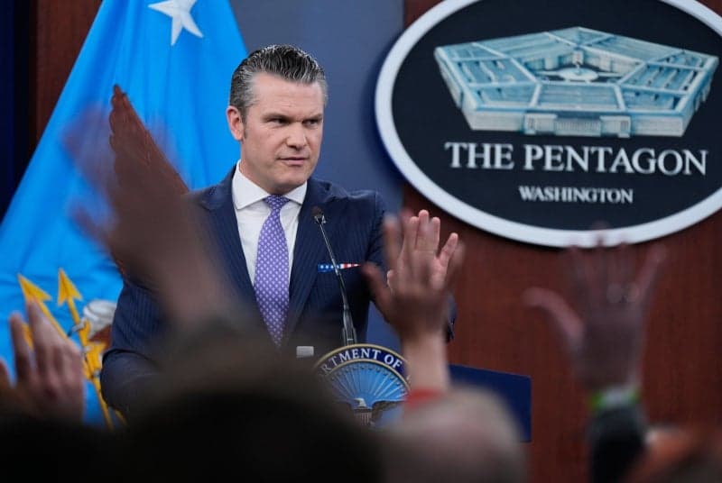 트럼프 "2~3주 내 이란 떠난다" 했는데…미국, 항공모함 세 개째 보내며 "결승선 보인다"