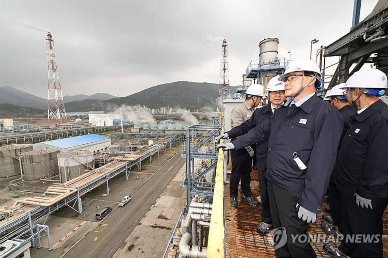 민주당 원내대표단, 50m 나프타 가공 설비 올라 "나프타 대란, 해법 어떻게"