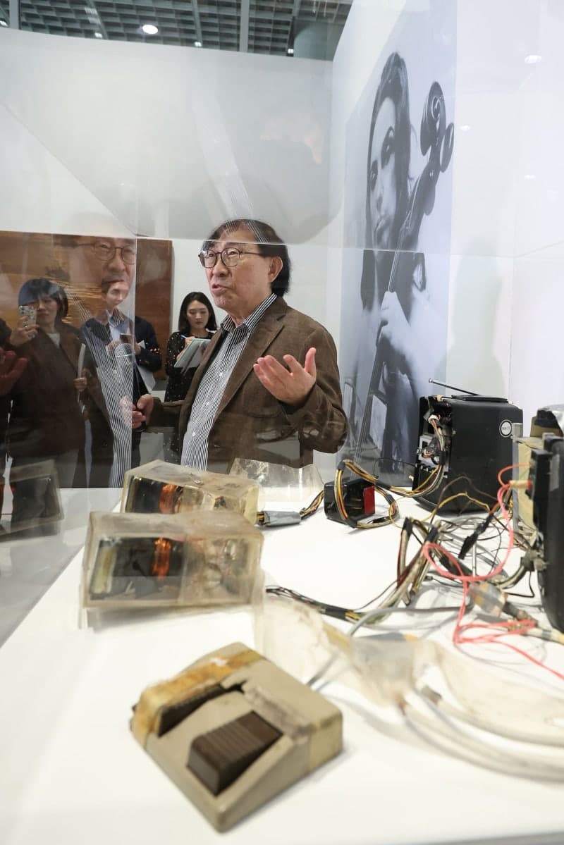 백남준 25년 만의 첫 개인전, 서울 개최…조카 켄 “무어만 ‘TV 브라’ 착용 도왔다가 난리 났었죠”
