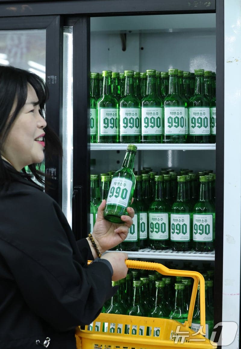 선양소주, 동네슈퍼 한정 '착한소주 990' 출시