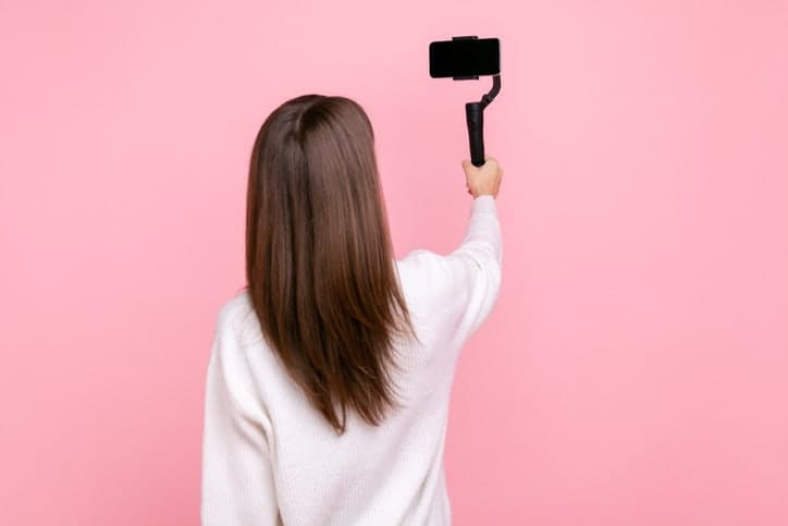 “이순신 동상 좀 찍을게요” 초등학교 무단침입해 생방송한 유튜버, 학생 얼굴 노출까지