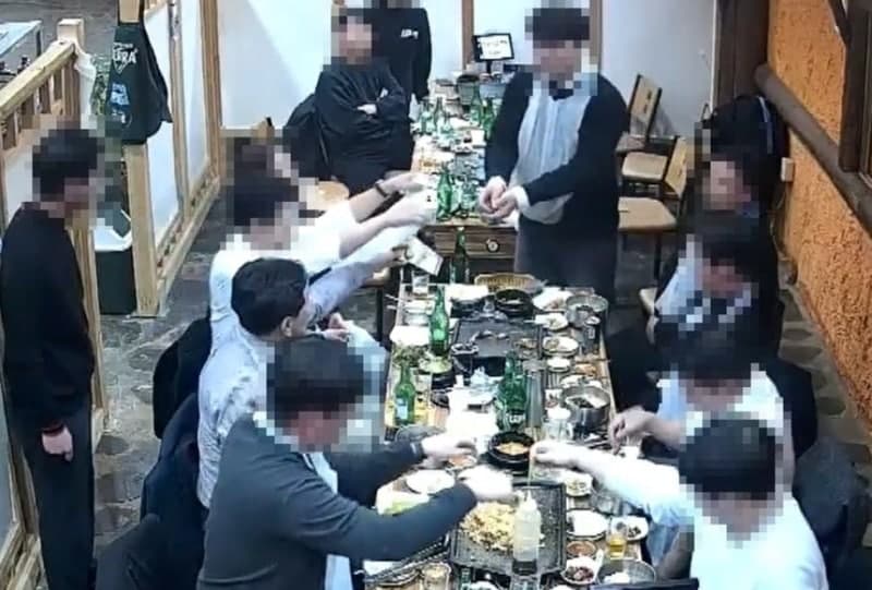 CCTV에 포착된 김관영 전북지사의 '현금 살포'…청년들에게 돈 건넨 장면