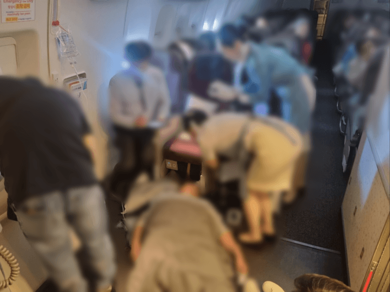 "의사 계세요?!" 다급한 기내방송에 응답한 전문의 7명, 심정지 승객 생명 구했다