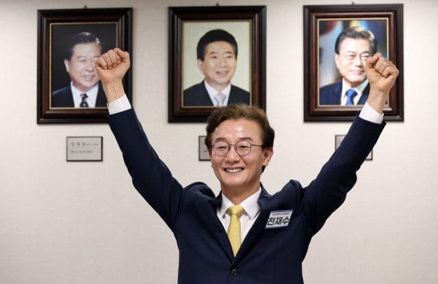 전재수, 2일 부산시장 출마 선언 후 '노무현 묘역' 참배