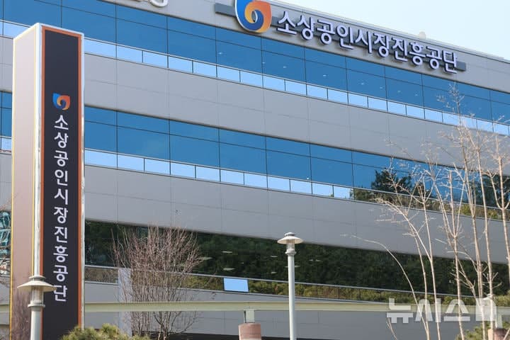 990원 '착한소주' 990만병, 동네슈퍼 1만곳에 풀린다…골목상권 살리기 승부수