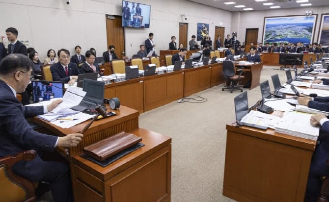 "택시월급제" 전국 도입 2년 추가 유예…국토위, 법안 의결