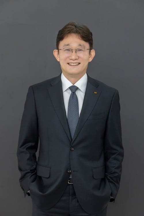 KT 박윤영號 출범, 임원 30% 축소 '인적쇄신'… "AX 플랫폼 컴퍼니 도약"