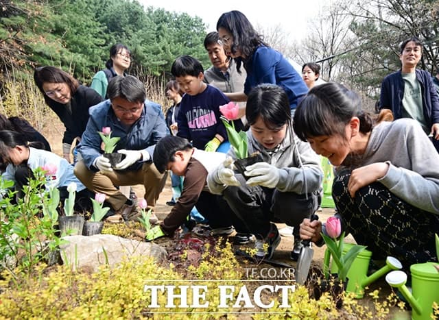 '탄소중립 실천' 노원구, 100만 그루 나무 심기 실천…어린이들 얼굴에 '번진 미소'