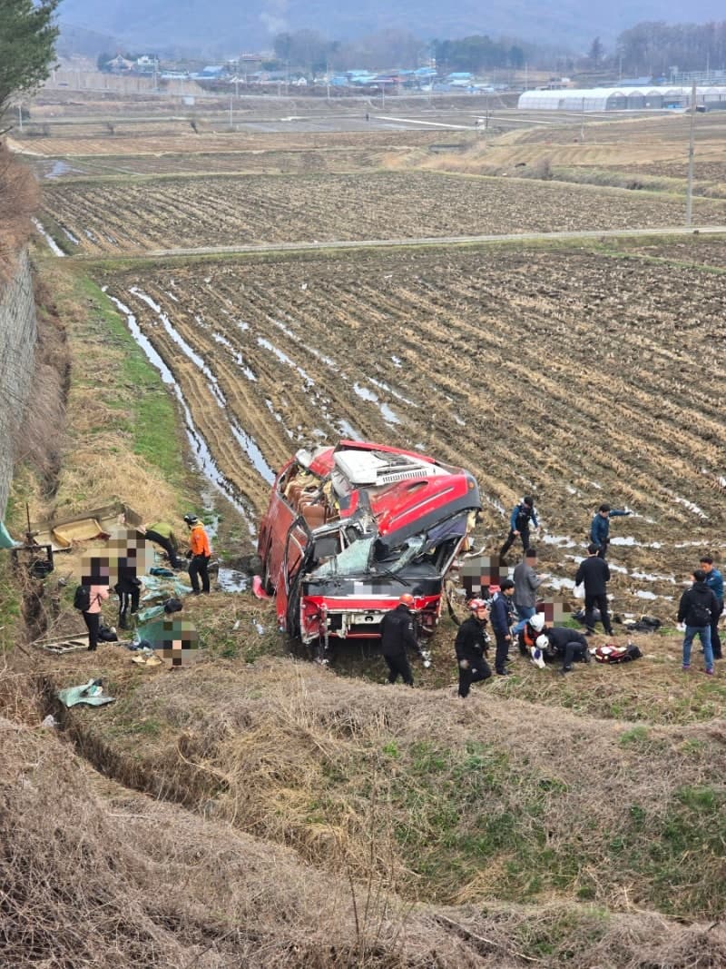 음성서 45인승 통근버스, 승용차 추돌 후 10m 아래 논으로 추락…25명 중경상