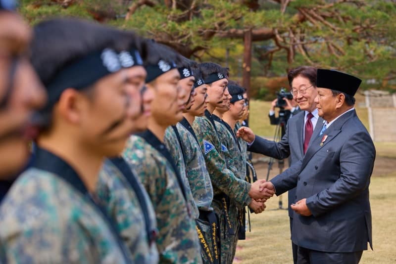 李, 인니 정상과 육군 태권도 관람…프라보워 "태권도, 인니 전통무예 쁜짝실랏과 비슷"