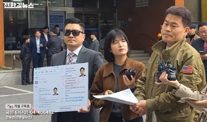 전한길, '이 대통령·이준석 허위사실 유포' 혐의로 경찰 3차 소환 "날 겁주는 건가"