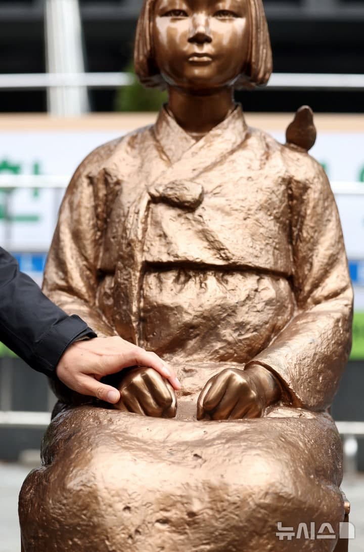 6년 만에 바리케이드 나온 평화의 소녀상…시민 곁으로 돌아와