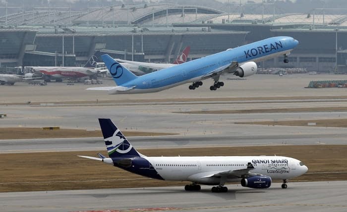 오늘부터 항공사 유류할증료 3배 넘게 올라…“5월 더 오를듯” 중동 불똥에 여행객 ‘비명’