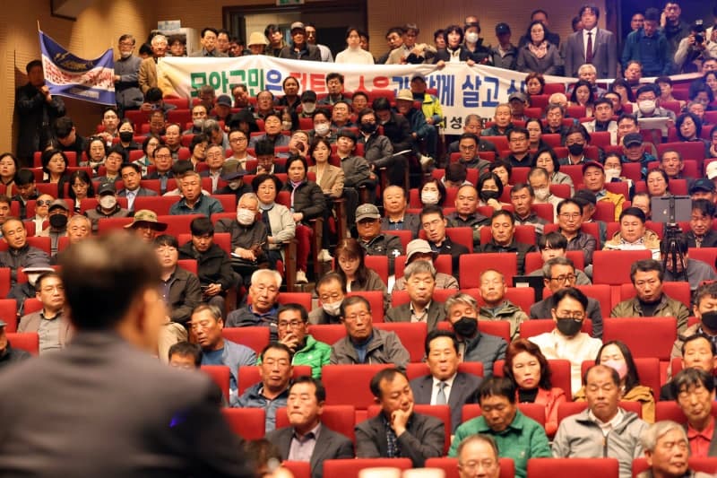 광주 군공항 무안 이전 첫 주민설명회, "1조원+알파 지원" 기대와 우려 교차