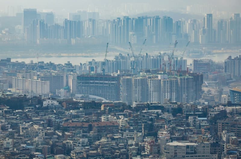 서울 아파트 경매 시장 식었다…낙찰가율 6개월 만에 100% 아래로, "고가는 찬바람, 15억 이하는 바글"