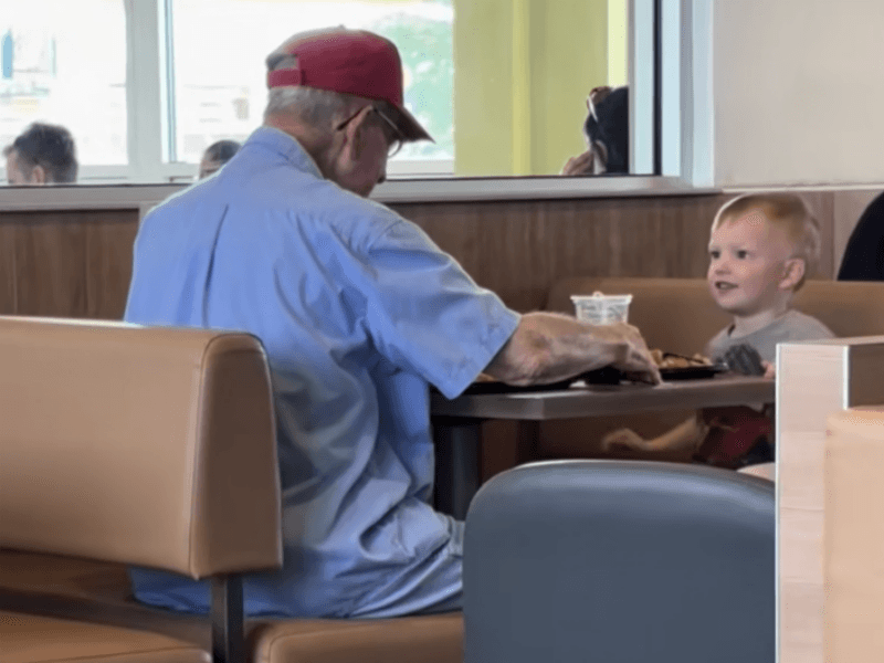 "할부지, 같이 먹어요"…혼자 식사하는 노인에게 다가간 3살 꼬마 천사