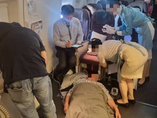 "도와주세요" 닥터콜에 벌떡 일어난 의사 7명, 3시간 넘게 심정지 승객 살렸다