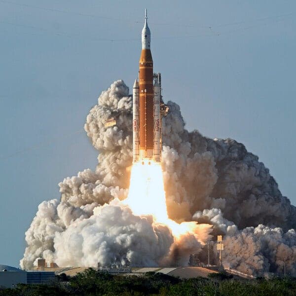 54년 만에 인류 다시 달로…아르테미스 2호 발사 성공, K-라드큐브도 우주로