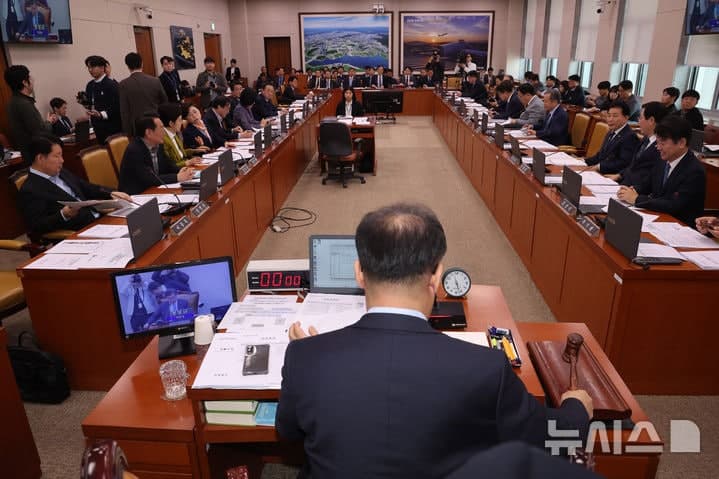 국토위, '유가 보조금 추가 지원' 여객·화물차 운수사업법 의결