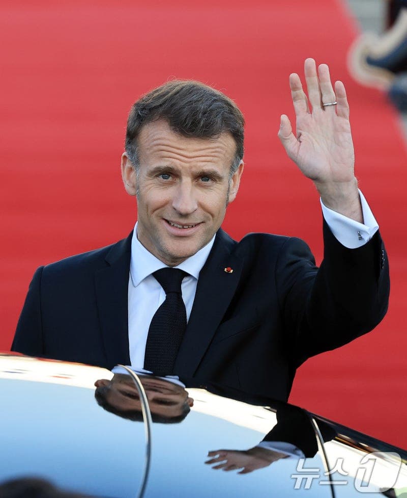 프랑스 마크롱 대통령 부부, 11년 만에 한국 도착해 손 흔들며 방한 일정 시작