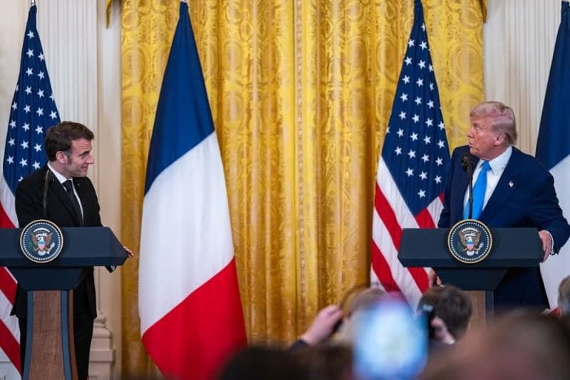 트럼프 "마크롱, 아내에게 학대당해"…이란 지원 거절에 조롱