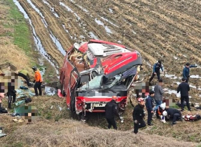불법 유턴 차량 '쾅'…통근버스 추락 사고 당시 '아찔' 블랙박스 영상 보니