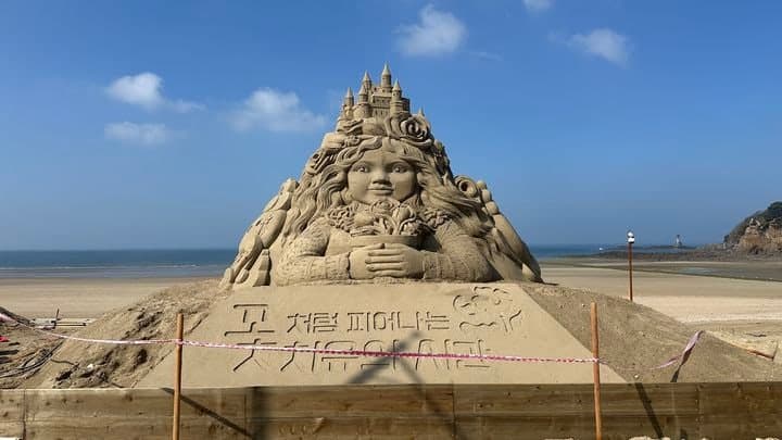 태안 안면도 꽃지해수욕장에 초대형 모래 조각상 'K팝 데몬헌터스·꽃의 여신' 등장