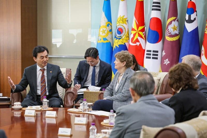 안규백 국방장관, 美 상원의원단 접견…"핵잠 도입 위해 의회 지지 필수"