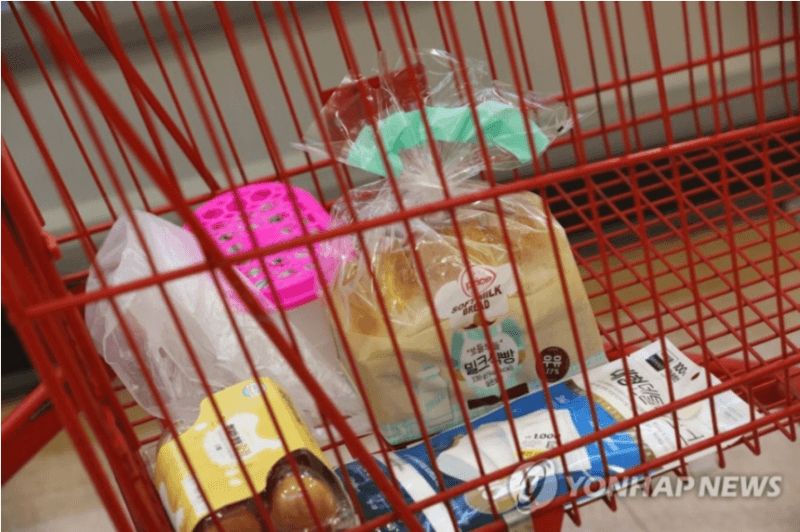 마트 직원 뺨 때린 60대 여성 벌금 100만원…"가방 바닥에 둬서"