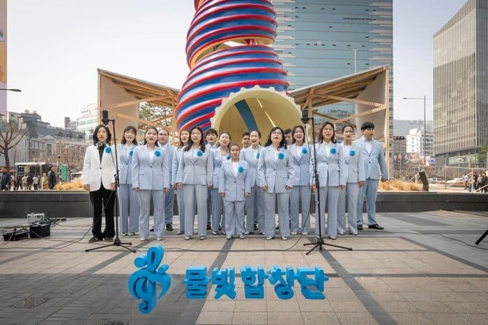 코웨이 물빛합창단, 청계광장서 봄 버스킹 성료…"도심에 힐링 선율"