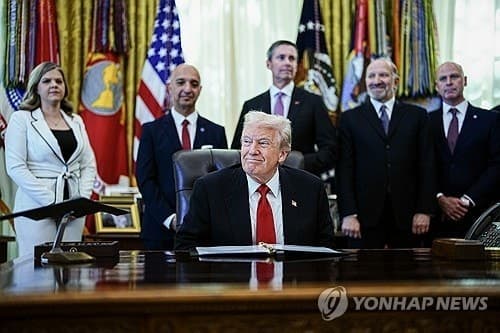 "트럼프, 약값 인하 미합의 제약사에 100% 관세 부과 추진"