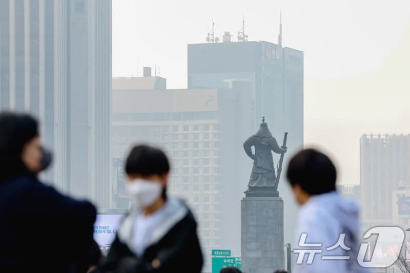 '쌀쌀한 아침' 일교차 15도…수도권 미세먼지 '나쁨'