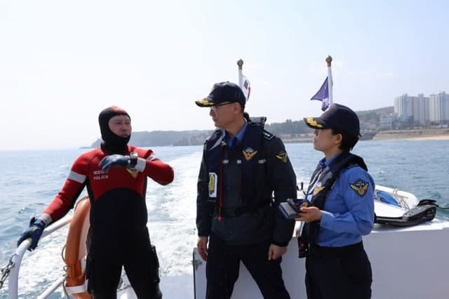 김인창 동해해경청장, 구조슈트 입고 직접 바다 입수…현장 대응력 점검