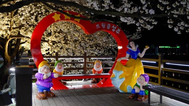 성밖숲, '참외덕후 백설공주' 야간경관 포토존 설치로 야간관광 명소화