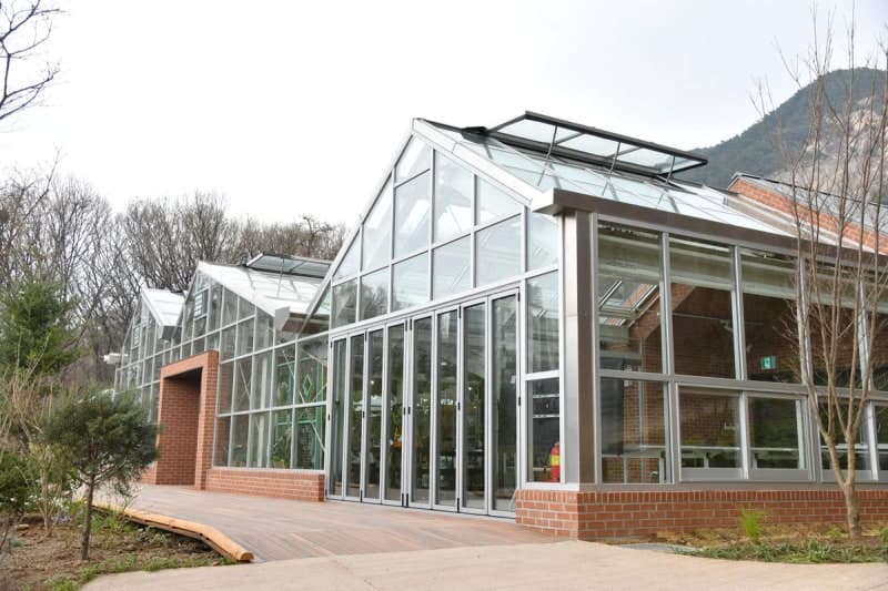 '불암산 뷰' 노원 카페포레스트·정원지원센터 재개관, 37% 넓어져