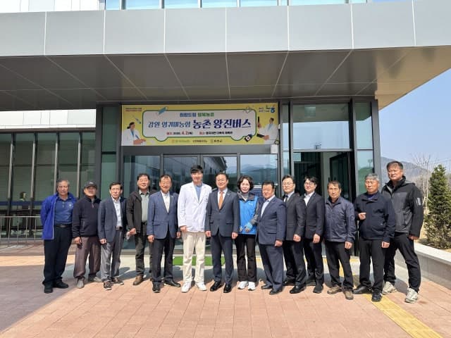 강원농협, 홍천 영귀미서 '농촌왕진버스' 본격 가동…영농 의료 사각지대 해소