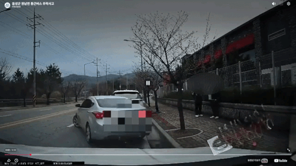 갑자기 끼어들어 불법 유턴 시도하다 '쾅'…통근버스 추락 사고 블랙박스 보니