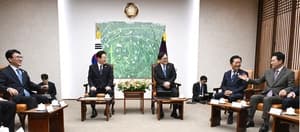 李대통령, 국회 지도부 환담서 "힘 모아달라" 당부…"개헌, 합의 가능한 분야부터"